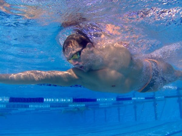 Dag in het leven van Lars Bottelier - Hij heeft de perfecte borstcrawl voor het open water zwemmen met een hoge c atch - strakke elleboog en meer